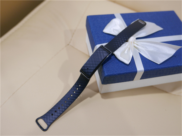 不足百元新手环 华为荣耀A1智能运动手环评测