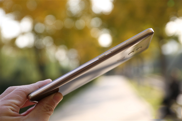 华为Mate10pro摩卡金好看吗