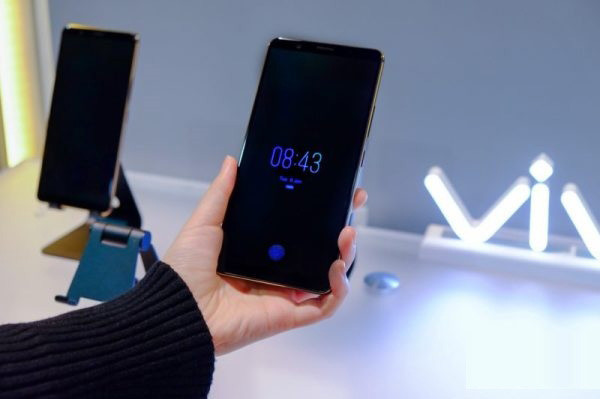 vivoXplay7用的是屏下指纹解锁吗