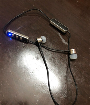 AKG K374BT耳机检查电量指南